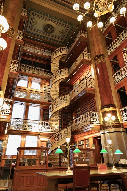 Lookin up at the Iowa State Capitol Library
