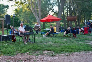 Super chill hangs with live musics