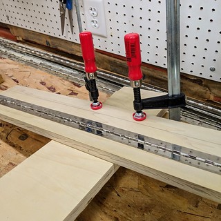 Simply line the shorter straight edge up with the center of your desired dado and clamp the jig down
