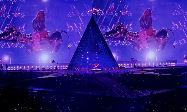 This golden mechanical bull confused the shit out of my camera's focus