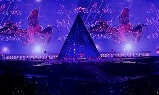 This golden mechanical bull confused the shit out of my camera's focus