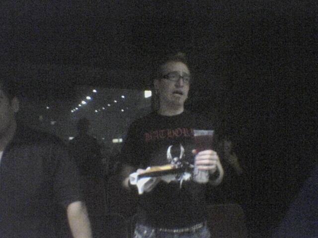 Harper eating a lot at Metallica