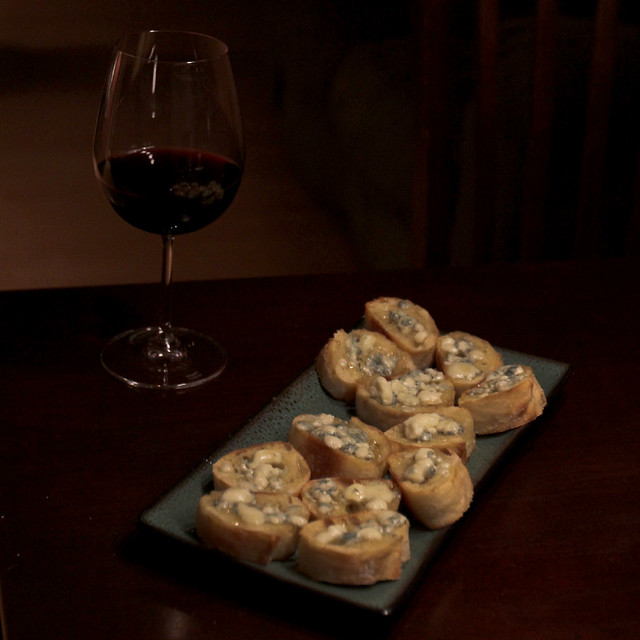 Toasted blue cheese and honey snacks