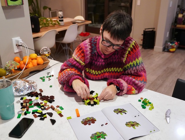 Putting together a lego pot