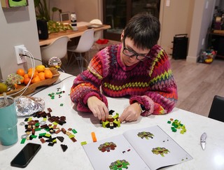 Putting together a lego pot