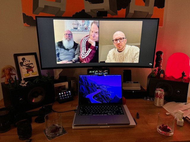 Christmas facetiming with the Reynolds fam