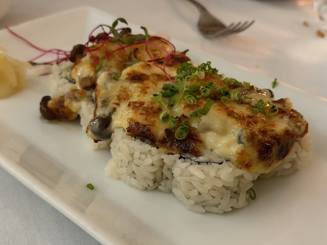 This mushroomy volcano roll is v tasty