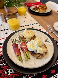 Christmas - Christmas brekkie. Crab cakes benedict
