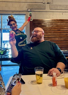 Trent handin out bils