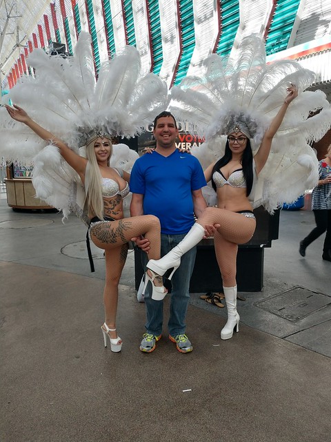 One last pose with some girls on Fremont St
