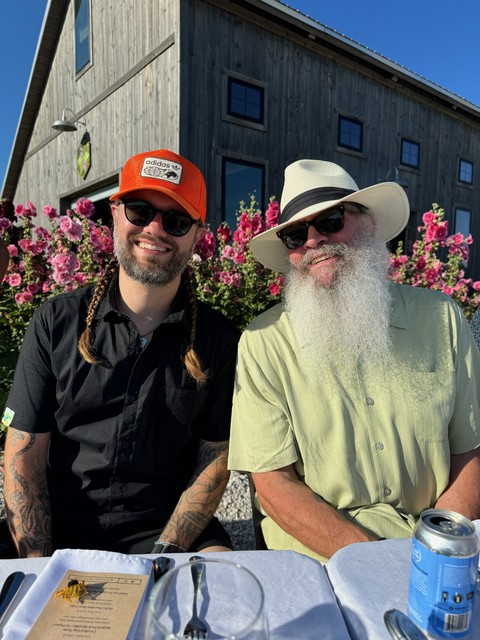 Some dudes waitin foods