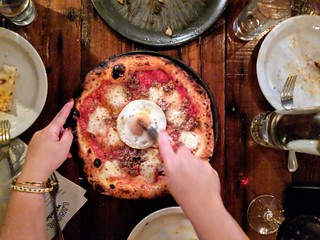 pizza - Cuttin that pizza