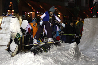 Snowboarding - Chick grinding the kegs