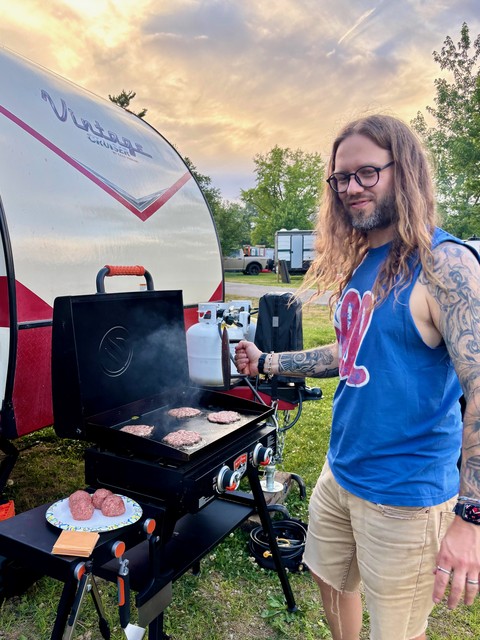 Makin up burgers on Jeff's blackstone