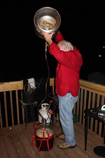 Homebrew - Dumping the rest of the brew into the carboy