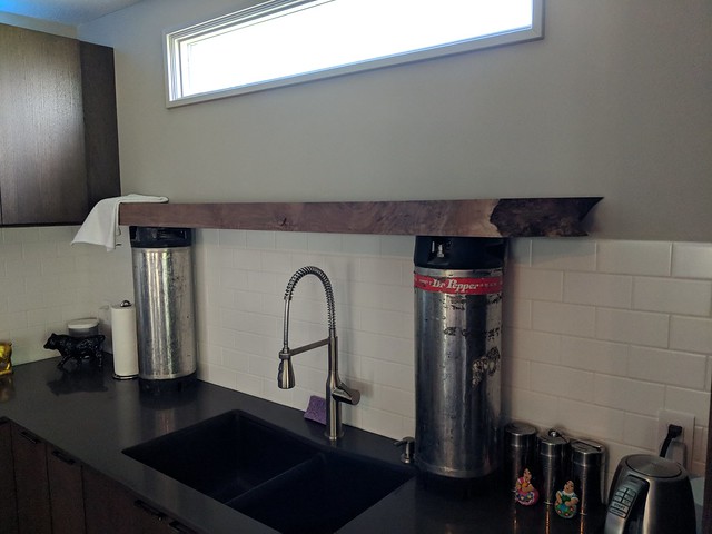 Side view of the mockup with the live edge