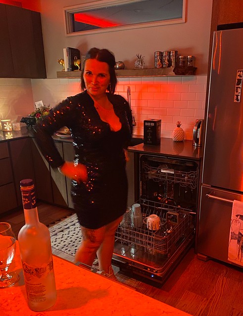 Proper response to a joke about a woman unloading a dishwasher