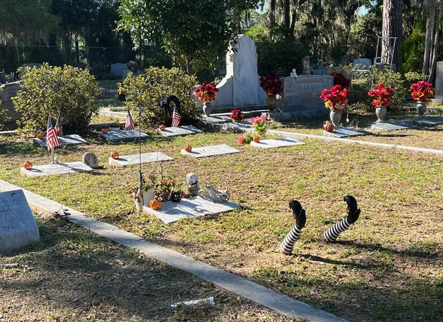 The way this grave was decorated for Halloween, lol