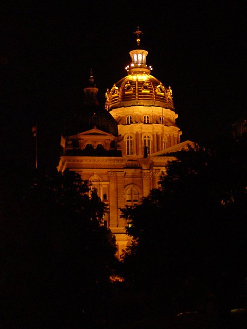Des Moines Capitol at night