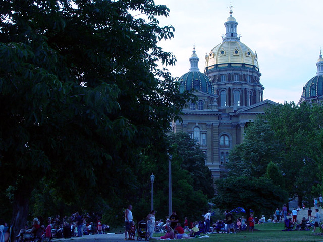 Des Moines Capitol and Spectators