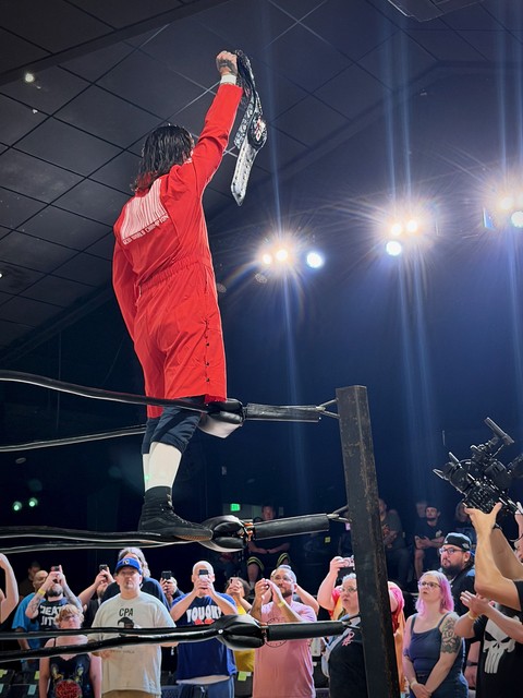 Cogar shows off his belt