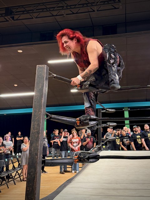 Dante León on the ropes