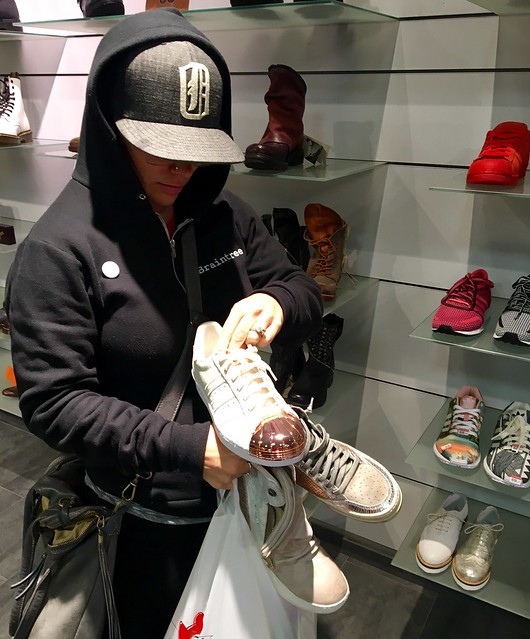 Look at this girl shop