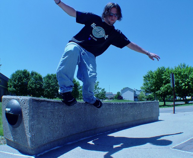 Backside Farfegnugen on a Curved Ledge