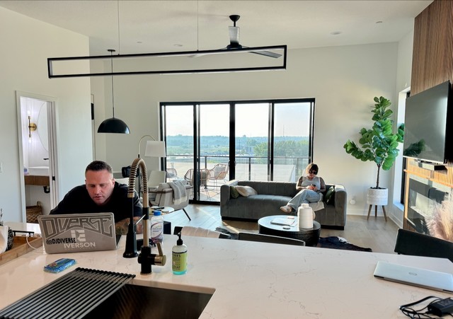 Chilling while Dustin figures out his set