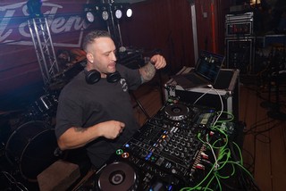 Dustin Iverson - Diverse doing his thing