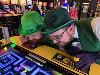 Dress Up - Riddlers goin for a smooch