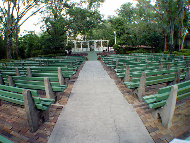 Less than an hour before the wedding and no decorations. Eep!