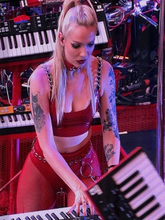 Shows - This pianist was rockin hard