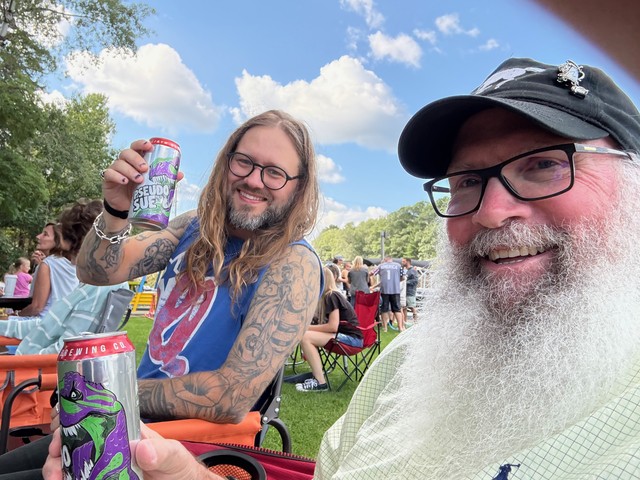 Music and drinks in Manny Waters