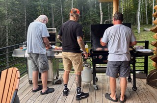 Travel - Smash burger assembly line