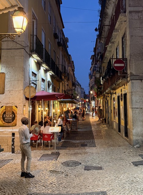 Walking the alleys of Lisbon