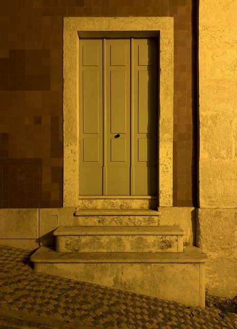 Look at the entryway to this door