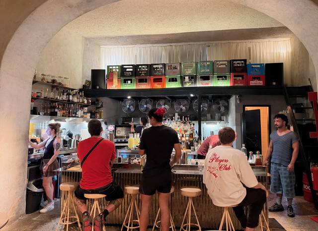 Asked our waiter if there were any cool bars nearby. He pointed us to Cascavel. It was very cool.