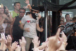 Lollapalooza - David Arquette rocking out backstage at Cypress Hill