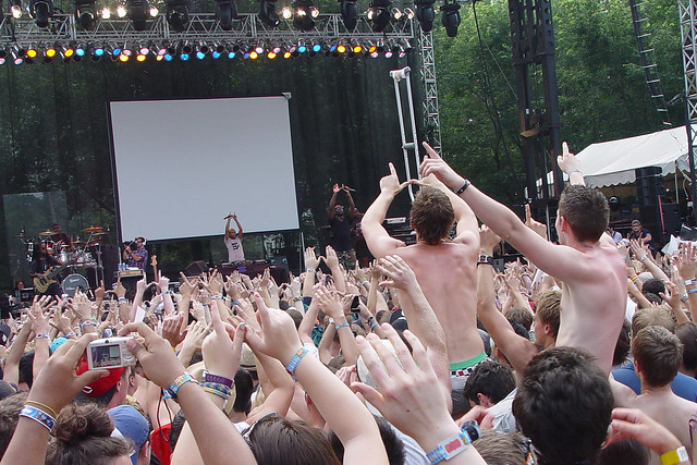 Dudes on Dudes' Shoulders... AWESOME