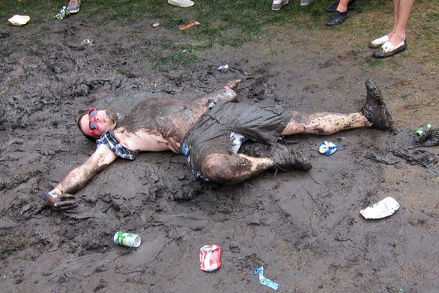 Dude dancing in the mud at Theophilus London