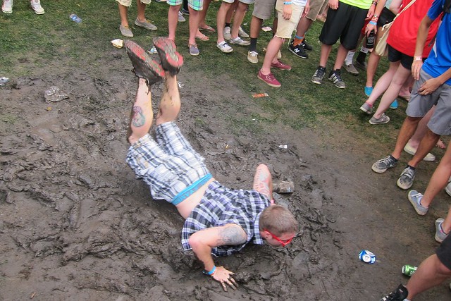 Dude dancing in the mud at Theophilus London