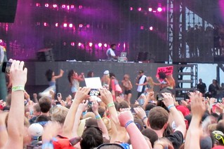 Lollapalooza - Diplo bringing girls up on stage to twerk