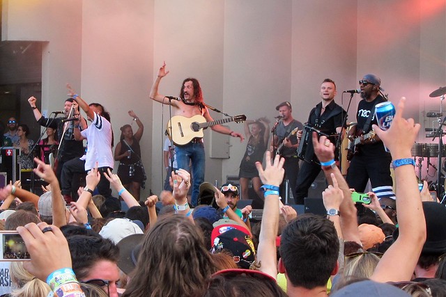 Gogol Bordello, straight perfomin