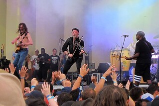 Lollapalooza - This dude is quite the fiddler