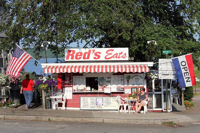 Red's Eats had a huge line every time we drove by it... but this time, it didn't... so we stopped to see what all the fuss was about