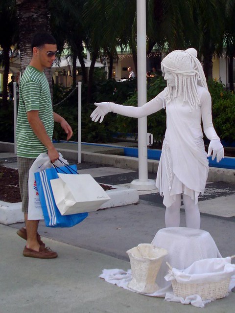 White Lady Street Performer on Lincoln