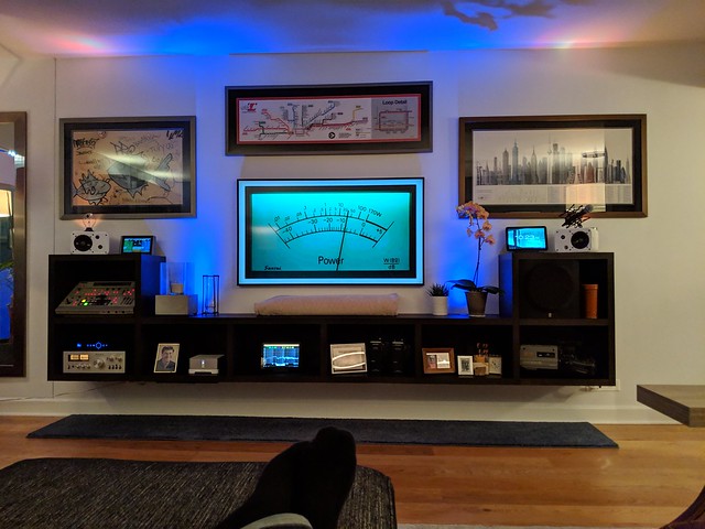 I really liked the analog photo on his samsung frame tv