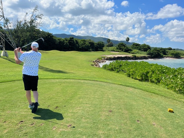 Another par 3 alongside the ocean