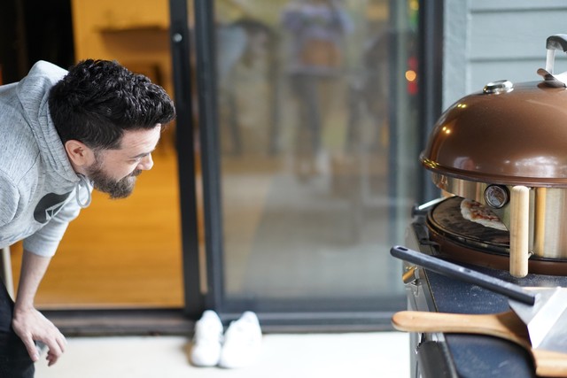 Checking out the Kettlepizza in action